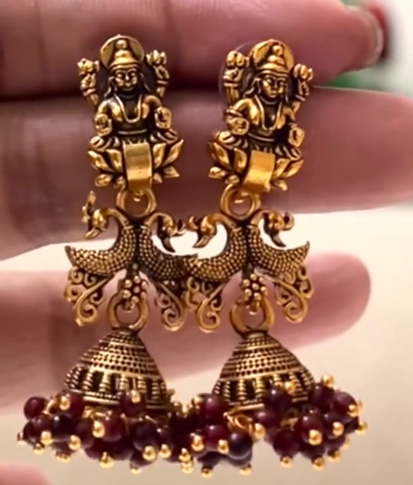 When your earrings do the talking… 💫